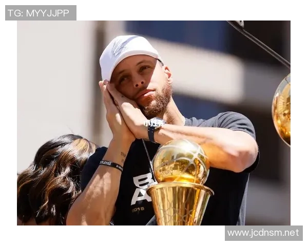 库里经典庆祝动作再现球场，球迷热泪盈眶